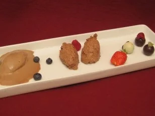 Trilogie aus Schokoladeneis, Schokomousse und Schokopralinen - Rezept