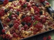 Rezept: Sommerlicher Beerenkuchen mit Amarettinisahne Sommerlicher Beerenkuchen mit Amarettinisahne - Rezept