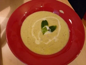 Zucchini Suppe mit Hack und Haselnüssen - Rezept