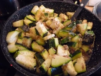 Zucchini Suppe mit Hack und Haselnüssen - Rezept - Bild Nr. 3