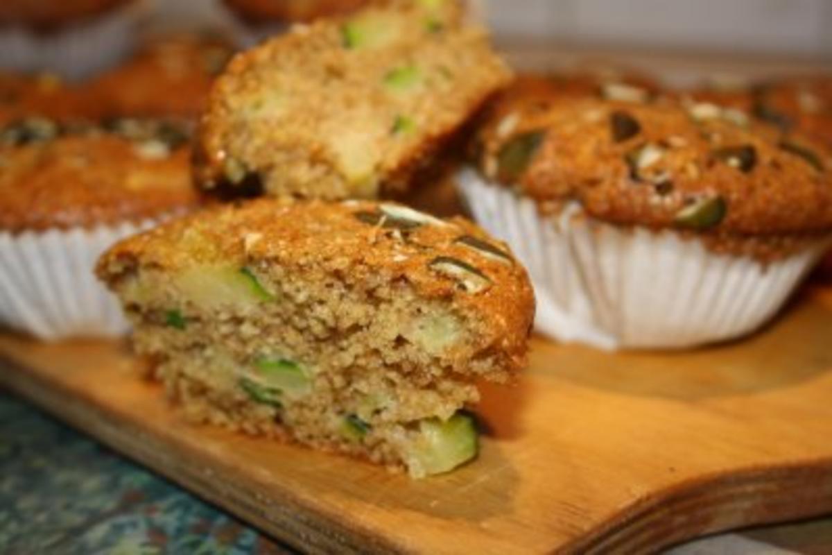 Muffins: Vollkornmuffins mit Zucchini und Kürbiskernen - Rezept ...