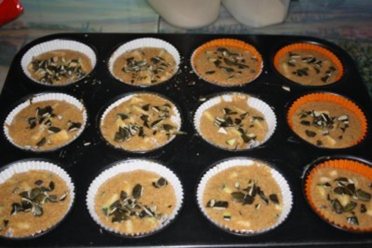 Muffins: Vollkornmuffins mit Zucchini und Kürbiskernen - Rezept - Bild Nr. 4