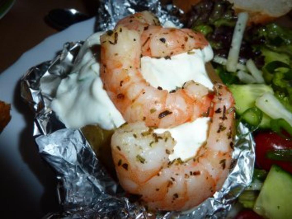 Ofenkartoffel mit Sour Creme und Knoblauchgarnelen - einfach - von BK858