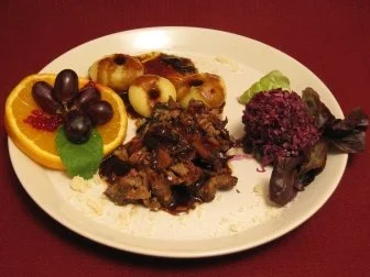 Rollbraten gefüllt mit Pilzen und Salbei mit Gemüseklößen und Rotkohlsalat - Rezept