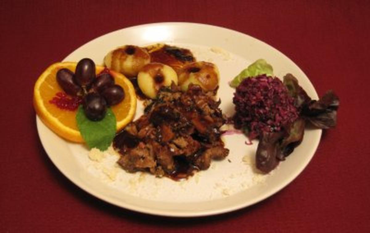 Bilder für Rollbraten gefüllt mit Pilzen und Salbei mit Gemüseklößen und Rotkohlsalat - Rezept