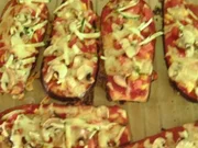 Auberginenscheiben wie Pizza belegt - Rezept