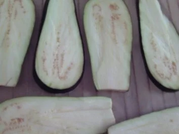 Auberginenscheiben wie Pizza belegt - Rezept - Bild Nr. 2