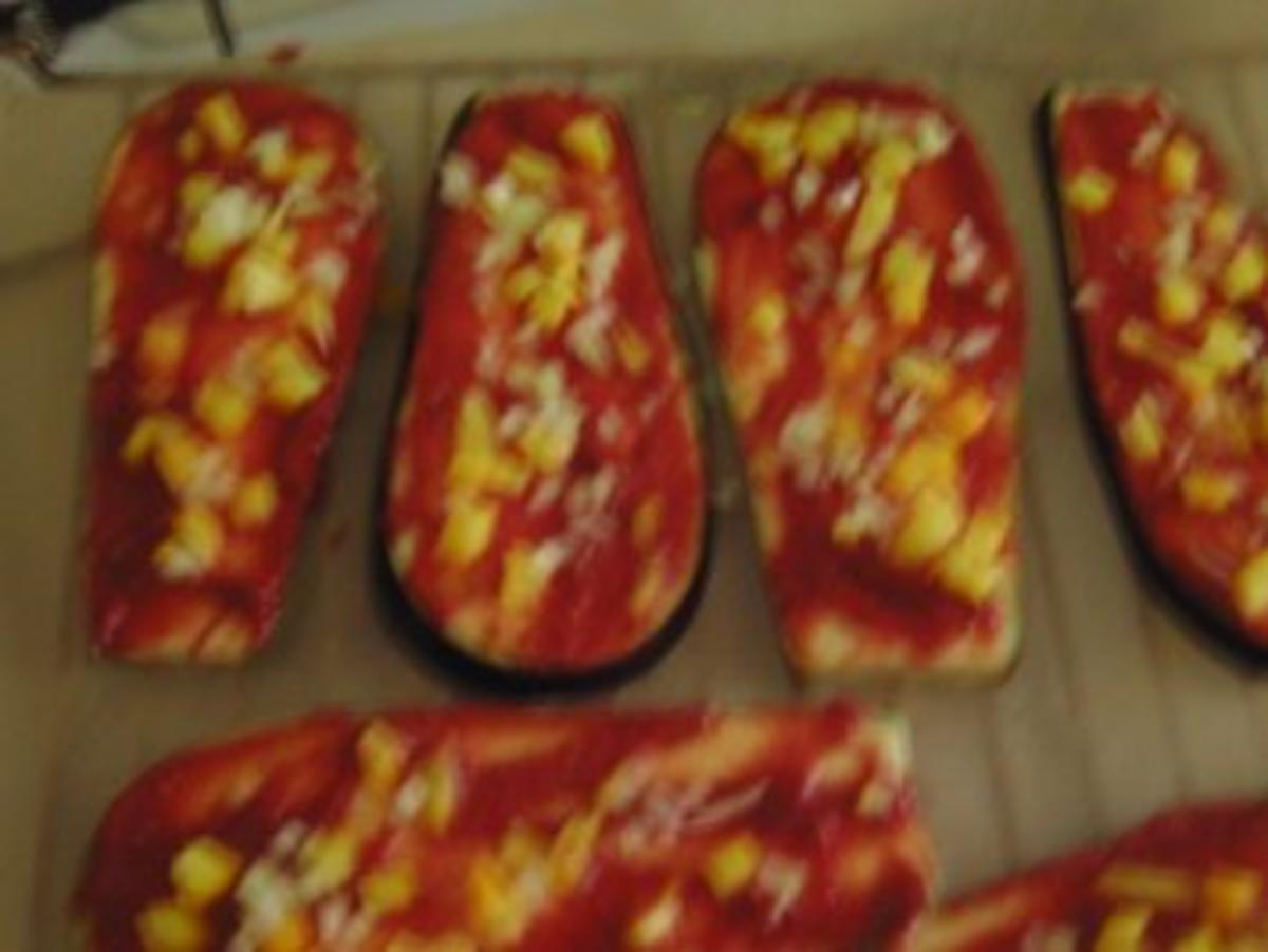 Auberginenscheiben wie Pizza belegt - Rezept - Bild Nr. 4