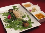 Glücksröllchen und halb gegrillte Tunfischwürfel auf Rucola mit zweierlei Soßen - Rezept