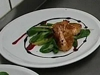 Rezept: Garnelenspieße im Zitrus-Knuspermantel auf Feldsalat mit Orangenfilets Garnelenspieße im Zitrus-Knuspermantel auf Feldsalat mit Orangenfilets - Rezept