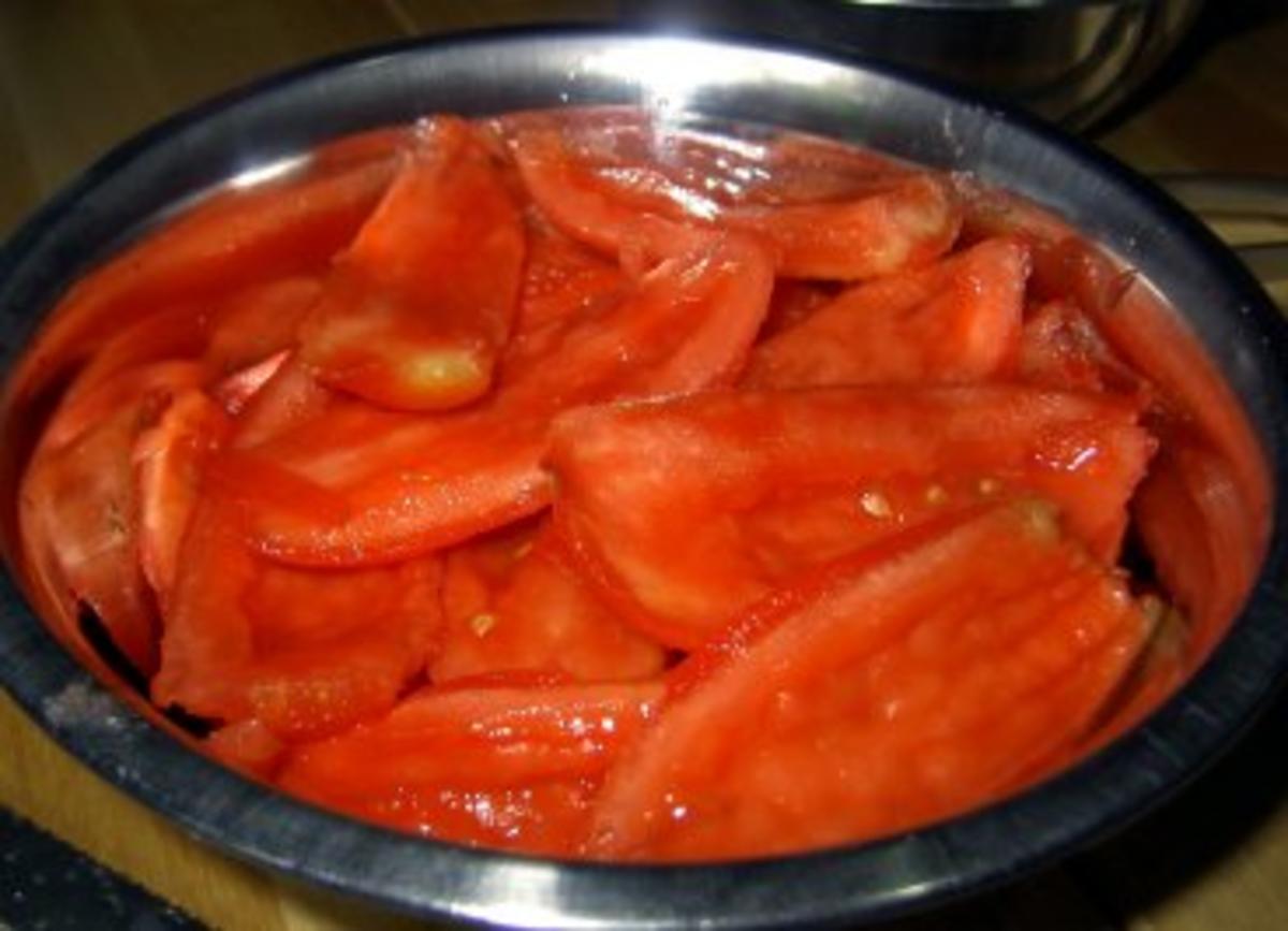 Gefüllter Büffelmozzarella, im Speckmantel gebraten, auf lauwarmen Tomatenbett - Rezept - Bild Nr. 2