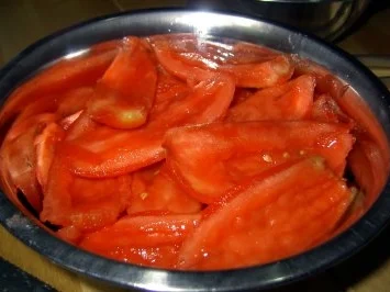 Gefüllter Büffelmozzarella, im Speckmantel gebraten, auf lauwarmen Tomatenbett - Rezept - Bild Nr. 2