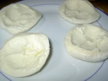 Gefüllter Büffelmozzarella, im Speckmantel gebraten, auf lauwarmen Tomatenbett - Rezept - Bild Nr. 3