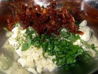 Gefüllter Büffelmozzarella, im Speckmantel gebraten, auf lauwarmen Tomatenbett - Rezept - Bild Nr. 4