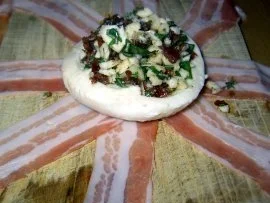 Gefüllter Büffelmozzarella, im Speckmantel gebraten, auf lauwarmen Tomatenbett - Rezept - Bild Nr. 5