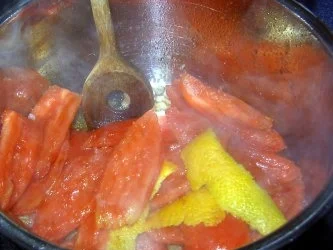 Gefüllter Büffelmozzarella, im Speckmantel gebraten, auf lauwarmen Tomatenbett - Rezept - Bild Nr. 8