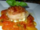 Gefüllter Büffelmozzarella, im Speckmantel gebraten, auf lauwarmen Tomatenbett - Rezept