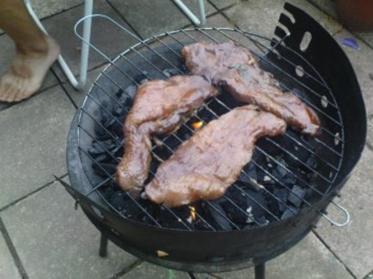 Honig-Rotweinmarinade für gegrillte Schweinesteaks - Rezept - kochbar.de