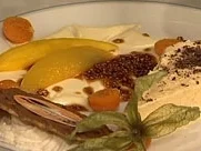 Rezept: Mangoparfait auf weißem Limetten-Sesam-Spiegel Mangoparfait auf weißem Limetten-Sesam-Spiegel - Rezept
