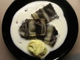 Rezept: gefüllte Schoko- Ravioli/ Tortelini mit Kirschfüllung und Mandelschaum gefüllte Schoko- Ravioli/ Tortelini mit Kirschfüllung und Mandelschaum - Rezept