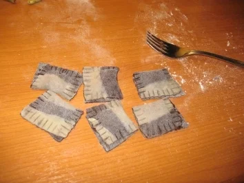 Rezept: gefüllte Schoko- Ravioli/ Tortelini mit Kirschfüllung und Mandelschaum gefüllte Schoko- Ravioli/ Tortelini mit Kirschfüllung und Mandelschaum - Rezept