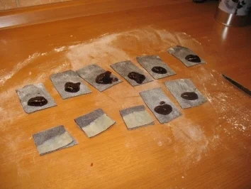 Rezept: gefüllte Schoko- Ravioli/ Tortelini mit Kirschfüllung und Mandelschaum gefüllte Schoko- Ravioli/ Tortelini mit Kirschfüllung und Mandelschaum - Rezept