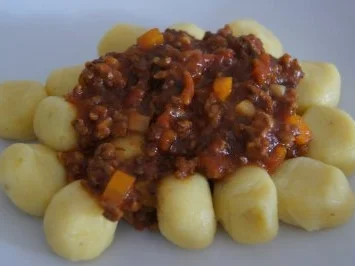 Rezept: Hausgemachte Gnocci mit würziger Hackfleischsauce Hausgemachte Gnocci mit würziger Hackfleischsauce - Rezept