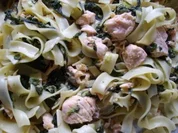 Rezept: Bandnudeln mit Lachs und Blattspinat Bandnudeln mit Lachs und Blattspinat - Rezept