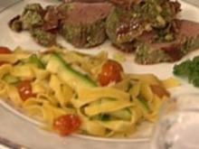 Straußenfilet im kernigen Kräutermantel an Tagliatelle mit Zucchinistreifen - Rezept