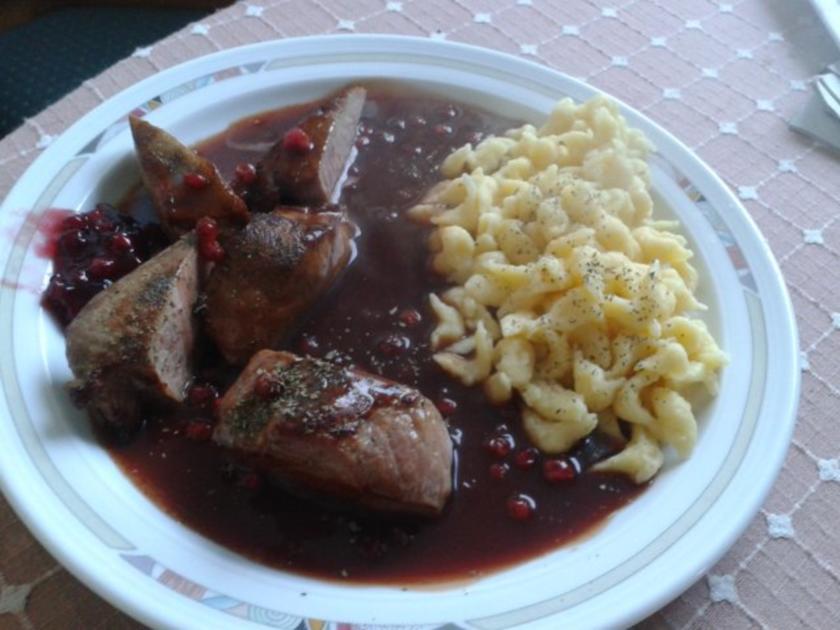 Wildschwein-Medaillons in Preiselbeer-Rotwein-Sauce - Rezept - kochbar.de