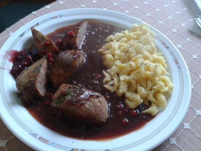 Wildschwein-Medaillons in Preiselbeer-Rotwein-Sauce - Rezept - Bild Nr. 2