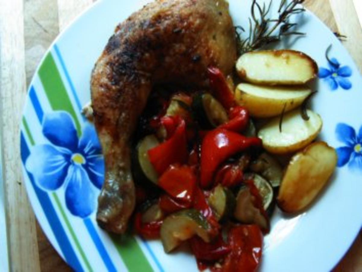 Hähnchenschenkel mit Ofengemüse und Ofenkartoffeln - Rezept