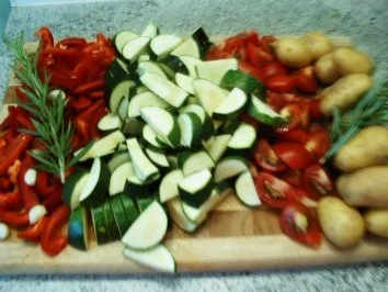 Rezept: Hähnchenschenkel mit Ofengemüse und Ofenkartoffeln Bild Nr. 4 Hähnchenschenkel mit Ofengemüse und Ofenkartoffeln - Rezept - Bild Nr. 4