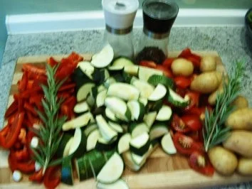 Rezept: Hähnchenschenkel mit Ofengemüse und Ofenkartoffeln Bild Nr. 5 Hähnchenschenkel mit Ofengemüse und Ofenkartoffeln - Rezept - Bild Nr. 5