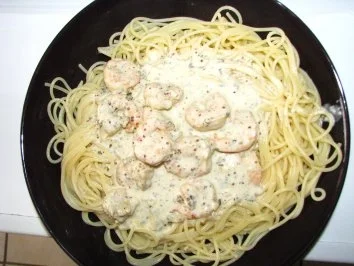 Rezept: Garnelen in Kräuter-Weißweinsoße mit Spaghetti Garnelen in Kräuter-Weißweinsoße mit Spaghetti - Rezept
