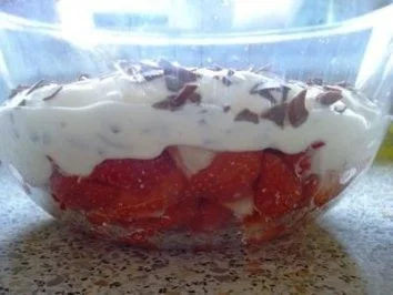 Erdbeeren mit Quark-Joghurt-Haube - Rezept