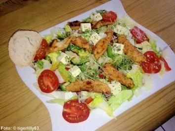 Bunter Salat mit Putenbruststreifen - Rezept