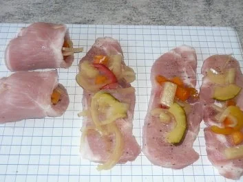 Rezept: Fleisch: Minutensteak - Röllchen gefüllt mit eingelegtem Sommergemüse Bild Nr. 2 Fleisch: Minutensteak - Röllchen gefüllt mit eingelegtem Sommergemüse - Rezept - Bild Nr. 2