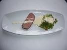 Rezept: Rosa gegartes Roastbeef mit Senfsoße und Erbsen-Gurken-Salat Rosa gegartes Roastbeef mit Senfsoße und Erbsen-Gurken-Salat - Rezept