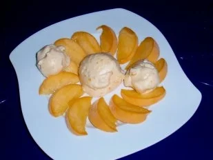 Cremiges Pfirsich-Eis - Rezept
