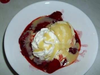 Eis...Vanilleeis mit Erdbeeren und Eielikör - Rezept