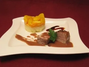 Schweinefilet in Honig-Pfeffer-Kruste mit Safranäpfeln und Karottenbutter - Rezept