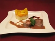 Schweinefilet in Honig-Pfeffer-Kruste mit Safranäpfeln und Karottenbutter - Rezept