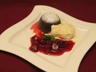 Lauwarmes Schokoladentörtchen mit Vanilleeis und Kirschen - Rezept