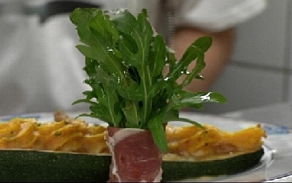 Entenbrust mit Zucchini-Schiffchen an Rucola-Sträußchen - Rezept