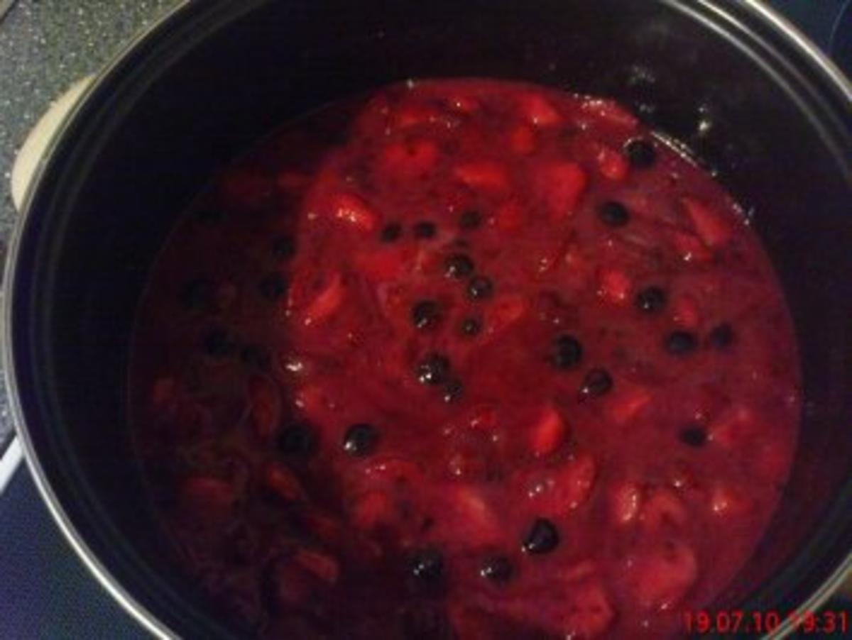 Erdbeer-Heidelbeer-Himbeer-Kokos Marmelade - Rezept