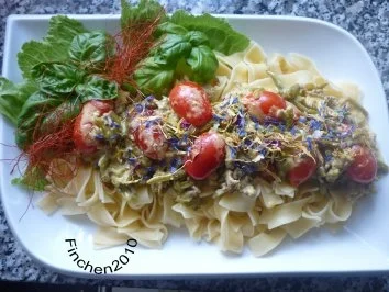 Hackpfanne mit Bohnen und Tomaten an Tagliatelle in Käsesauce - Rezept