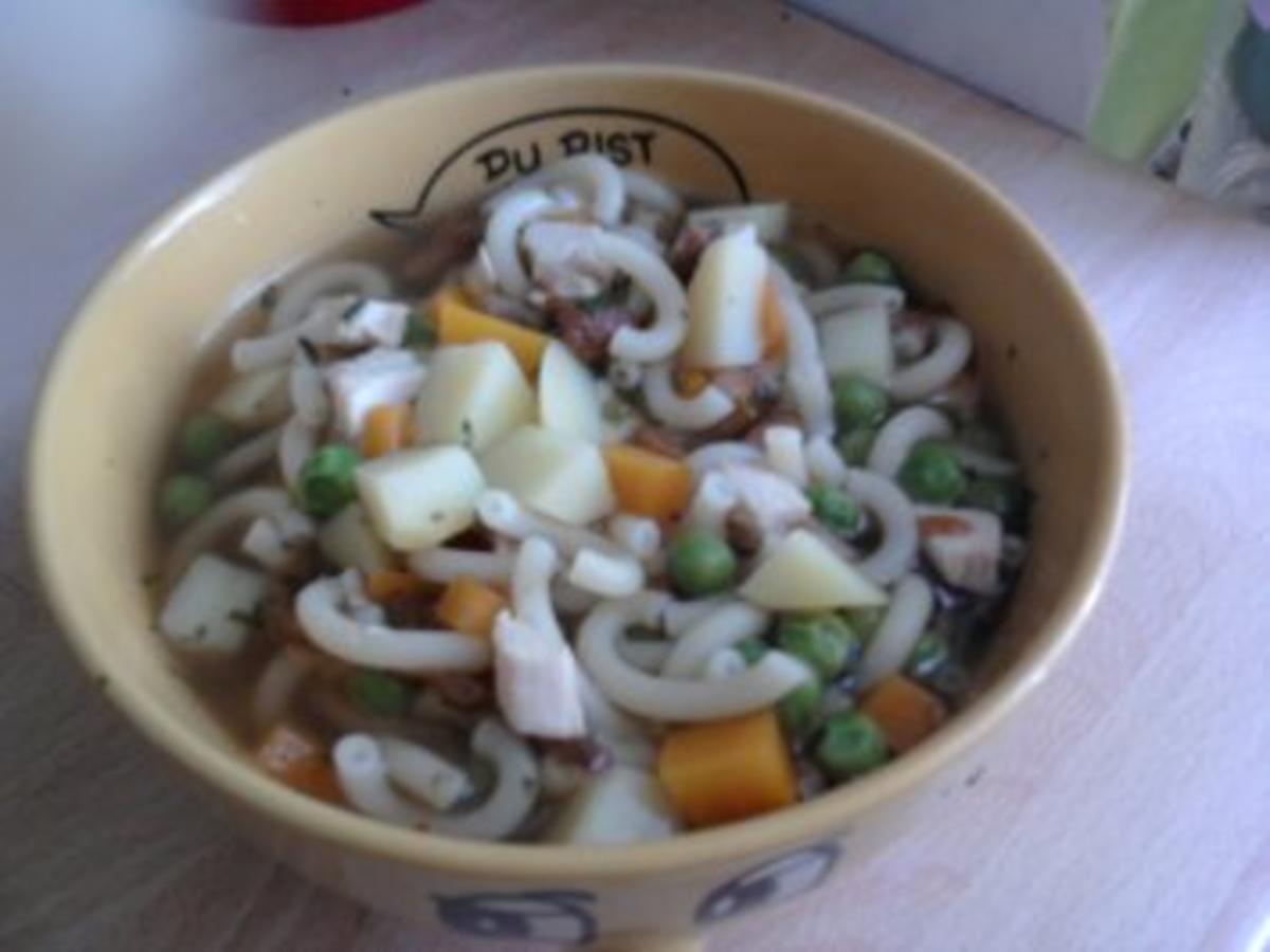 Leichte Sommersuppe mit Nudeln und Gemüse - einfach - 7 kcal/100g