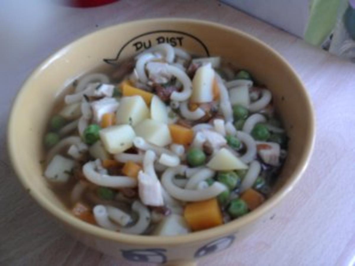 Bilder für Leichte Sommersuppe mit Nudeln und Gemüse - Rezept