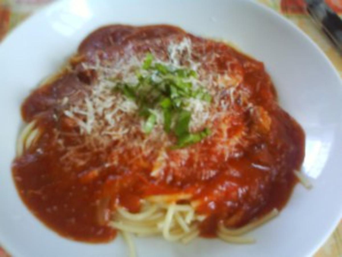 Spaghettiberg von Tomatenflutwelle überströmt - Rezept
